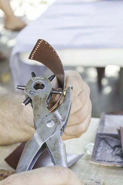 Artesano de cuero curtidor — Foto de Stock