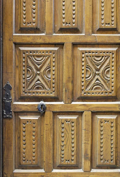 Деревянная резная дверь — стоковое фото