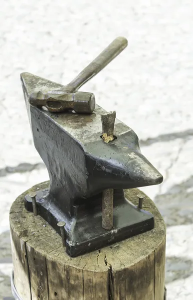 Anvil with hammer — Stock Photo, Image