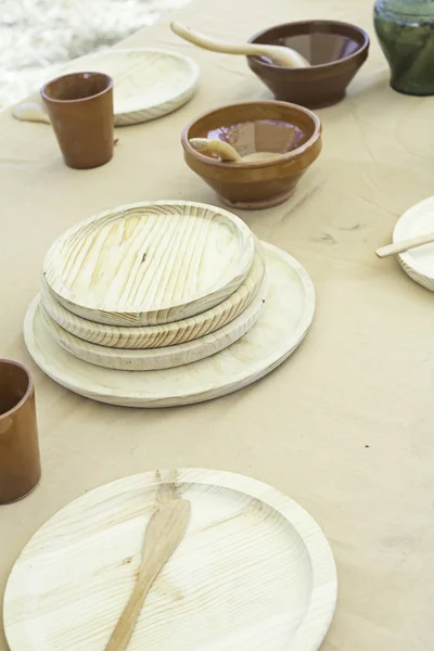 Mesa con vajilla de madera y cerámica — Foto de Stock