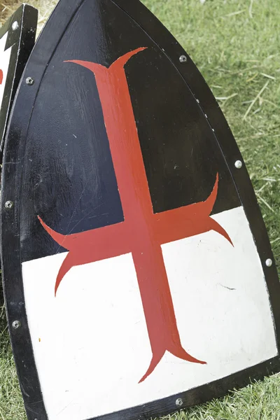 Templar shield with cross — Stock Photo, Image