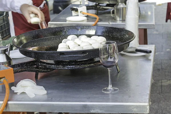 Mushrooms in frying pan — Stock Photo, Image