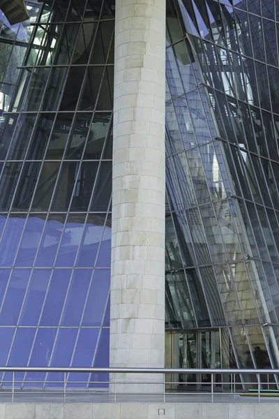 Edificio con grandes ventanales — Foto de Stock