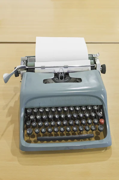 Máquina de escrever no escritório — Fotografia de Stock