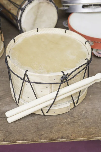 Барабан с барабанными палочками — стоковое фото