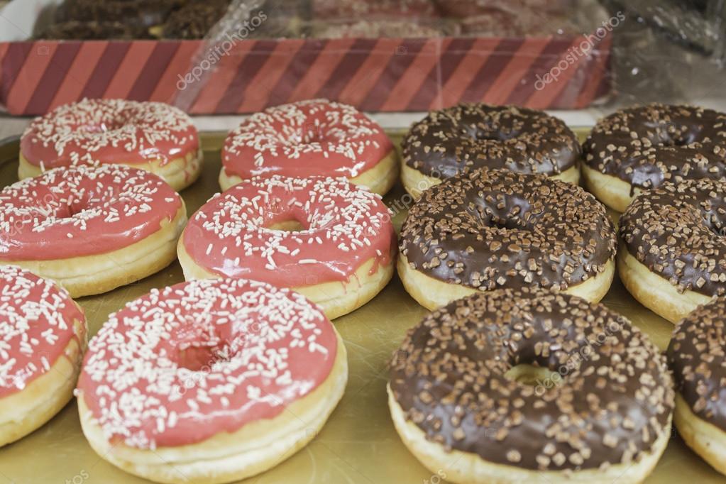 Ciambelle con zucchero alla fragola e cioccolato, dessert e dolci \u2014 Foto di