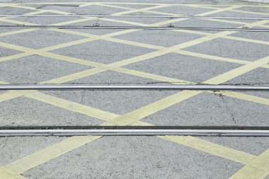 raylar üzerindeki yasağı