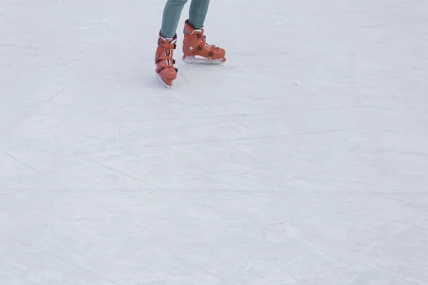 Young ice skating — Stock Photo, Image