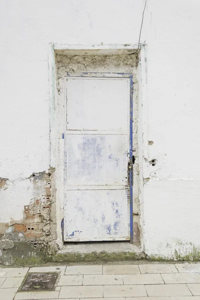 Puerta blanca rota — Foto de Stock