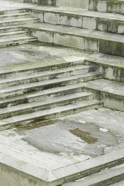 Nierówne schody — Zdjęcie stockowe
