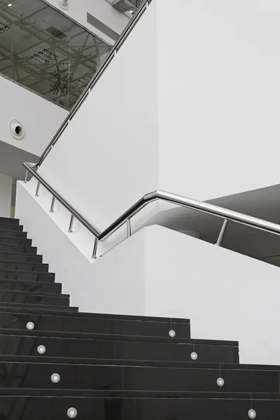 Escadas no escritório — Fotografia de Stock