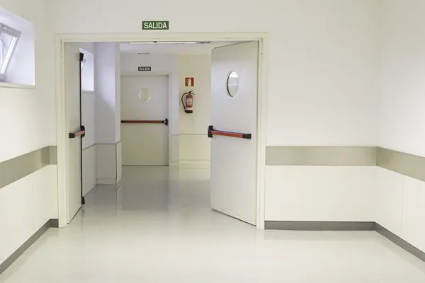 Empty hospital hall with white walls, medicine — Stock Photo, Image