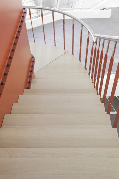 Kırmızı ahşap merdivenler — Stok fotoğraf