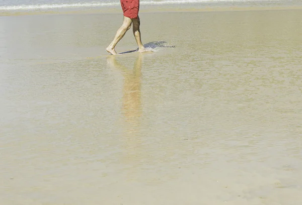 Persona caminando playa — Foto de Stock