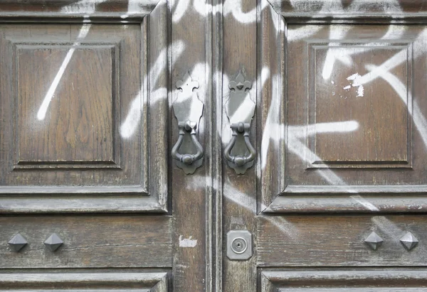 Drzwi z graffiti — Zdjęcie stockowe
