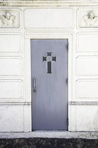 Дверь с гробом — стоковое фото