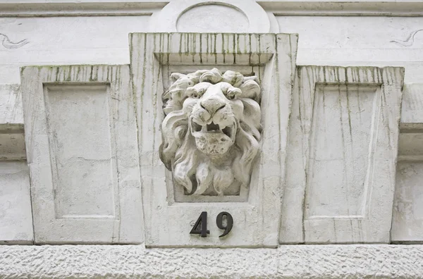 Edificio con león — Foto de Stock