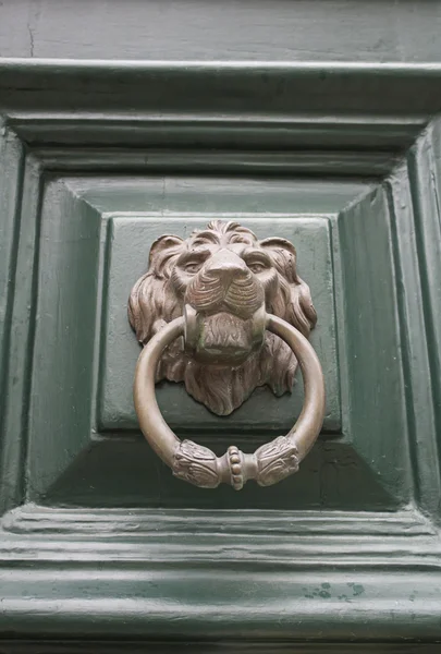 Πράσινη πόρτα με λιοντάρι — Φωτογραφία Αρχείου