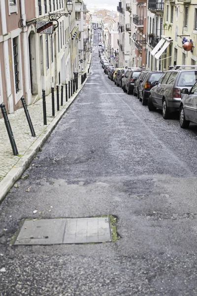 Rua com carros estacionados — Fotografia de Stock