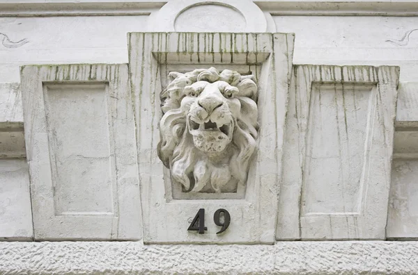 Building with lion — Stock Photo, Image