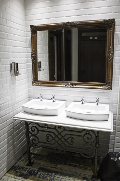 Washbasin with mirror — Stock Photo, Image