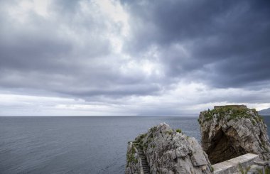 İspanya 'da bir plajda merdiveni olan uçurumların detayları, turizm
