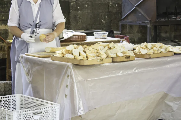 Kucharz cięcia chleba — Zdjęcie stockowe