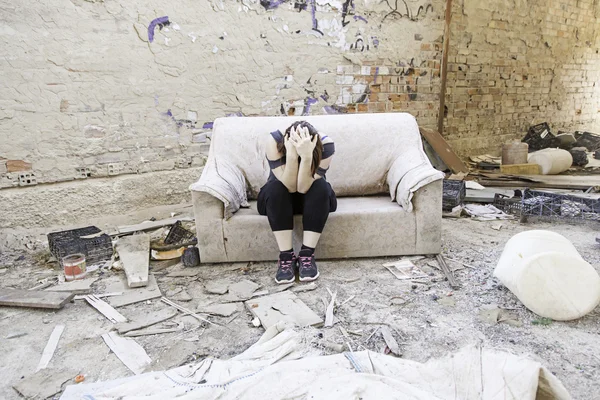 Fille dans maison abandonnée — Photo