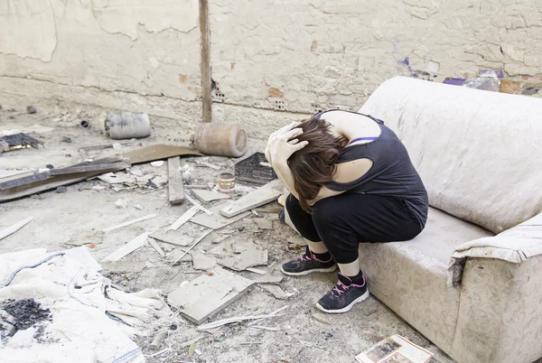 Woman ruined house — Stock Photo, Image