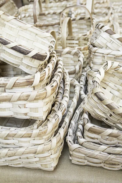 Handgemaakte rieten manden — Stockfoto