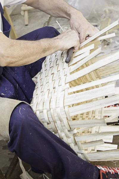 Craftsman making baskets — Stock Photo, Image