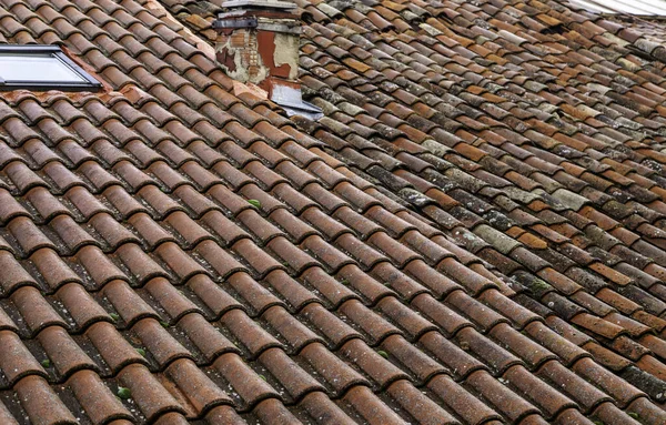 セラミックタイル粘土屋根 建設と建築 — ストック写真