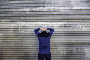 Sokaktaki suçlu adam duvarda, yaşam tarzı