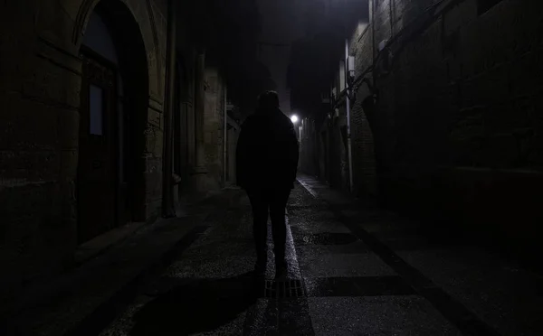 暗い通りを歩く女性 不気味な人 — ストック写真