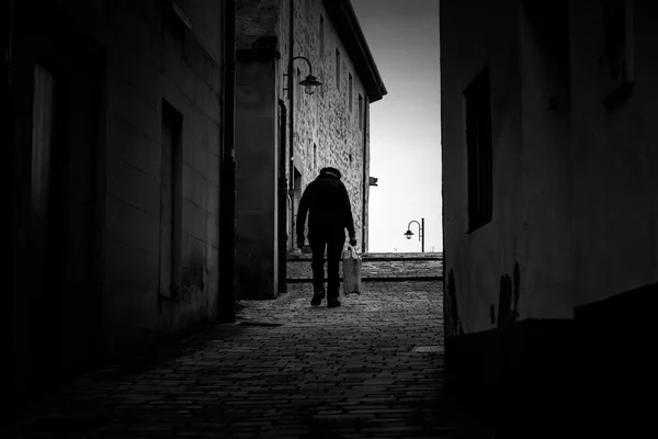 人走在黑暗的城镇街道上 老有所事 — 图库照片