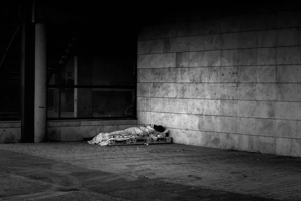 Persona Che Dorme Strada Vagabondo Senzatetto Povertà Sociale — Foto Stock