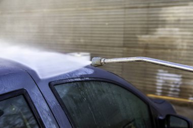 Çamaşır odasında hortumla araba yıkamak, ekolojik temizlik.