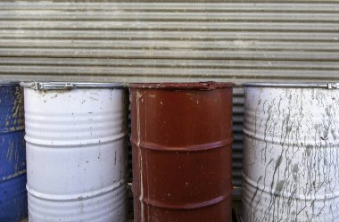 Endüstriyel paslı metal fıçı, çevre kirliliği, aşınma