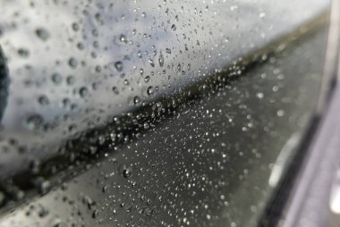 Metal yüzeye su damlaları, yağmur ve doğa