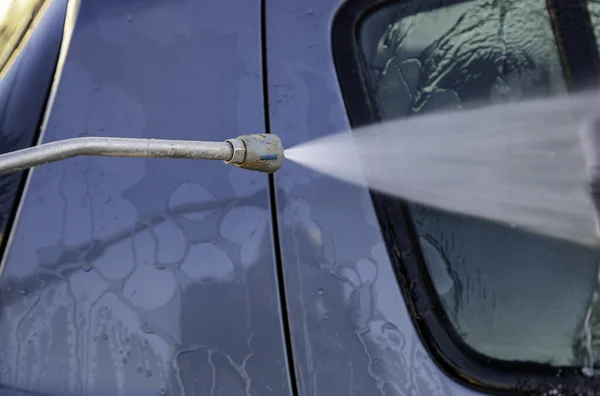 Lavando Coche Con Una Manguera Una Lavandería Limpieza Ecológica —  Fotos de Stock