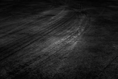 Kentsel sokak zemininde tekerlek izleri, sembol ve trafik