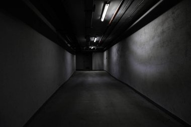 Terk edilmiş fabrika, inşaat ve mimaride iç sanayi koridoru.