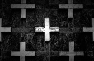 Mezarlıkta haçlı mezarlar, sembol ve ölüm.