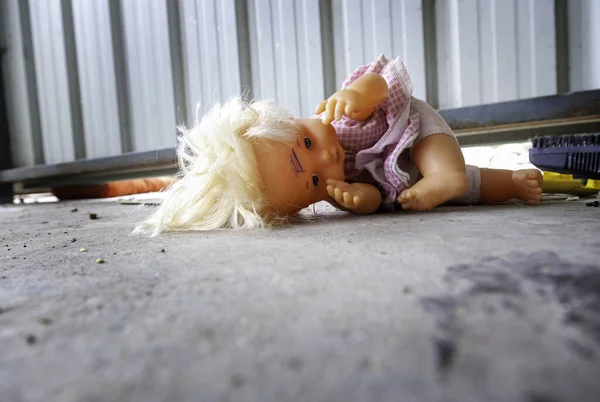 破碎的娃娃在瓦砾中 战争的童年被摧毁 — 图库照片