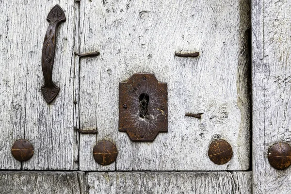 生锈的门 建筑和建筑上的铁锁 — 图库照片