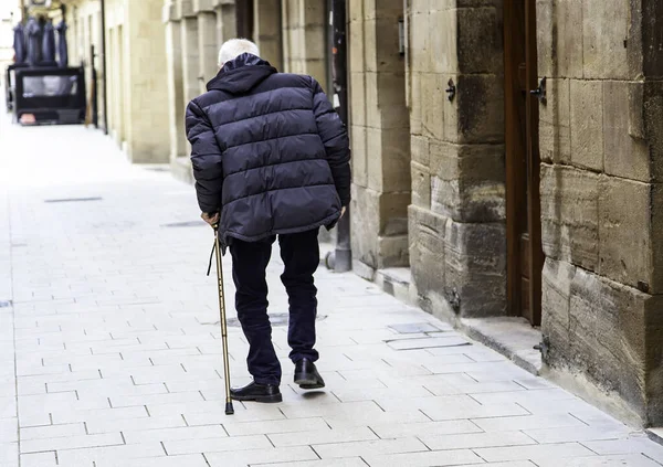 Man Walking Dark Town Street Active Old Age Aposentadoria — Fotografia de Stock