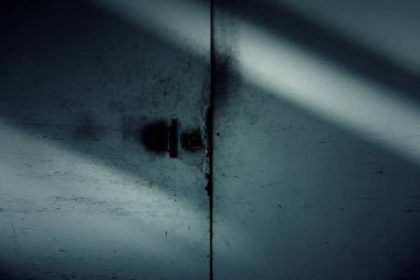 Metal kapı terk edilmiş ve bozulmuş endüstri, inşaat ve mimari