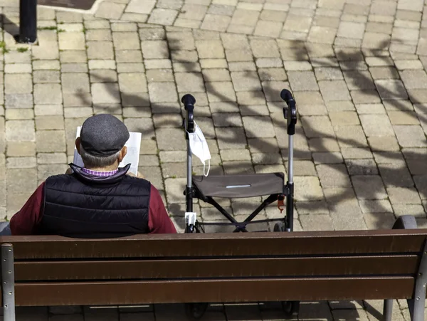 Detail Elderly Person Resting Reading Walk — Fotografia de Stock