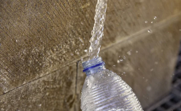 Çeşmedeki su şişesi, su ve yaz, ferahlatıcı