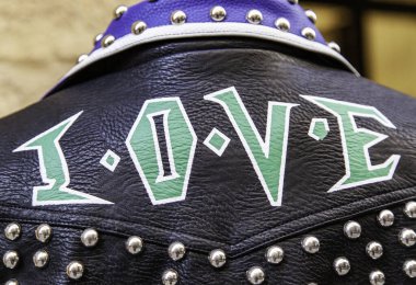 Süslü ve deri ceket, rock ve moda, aksesuarlar